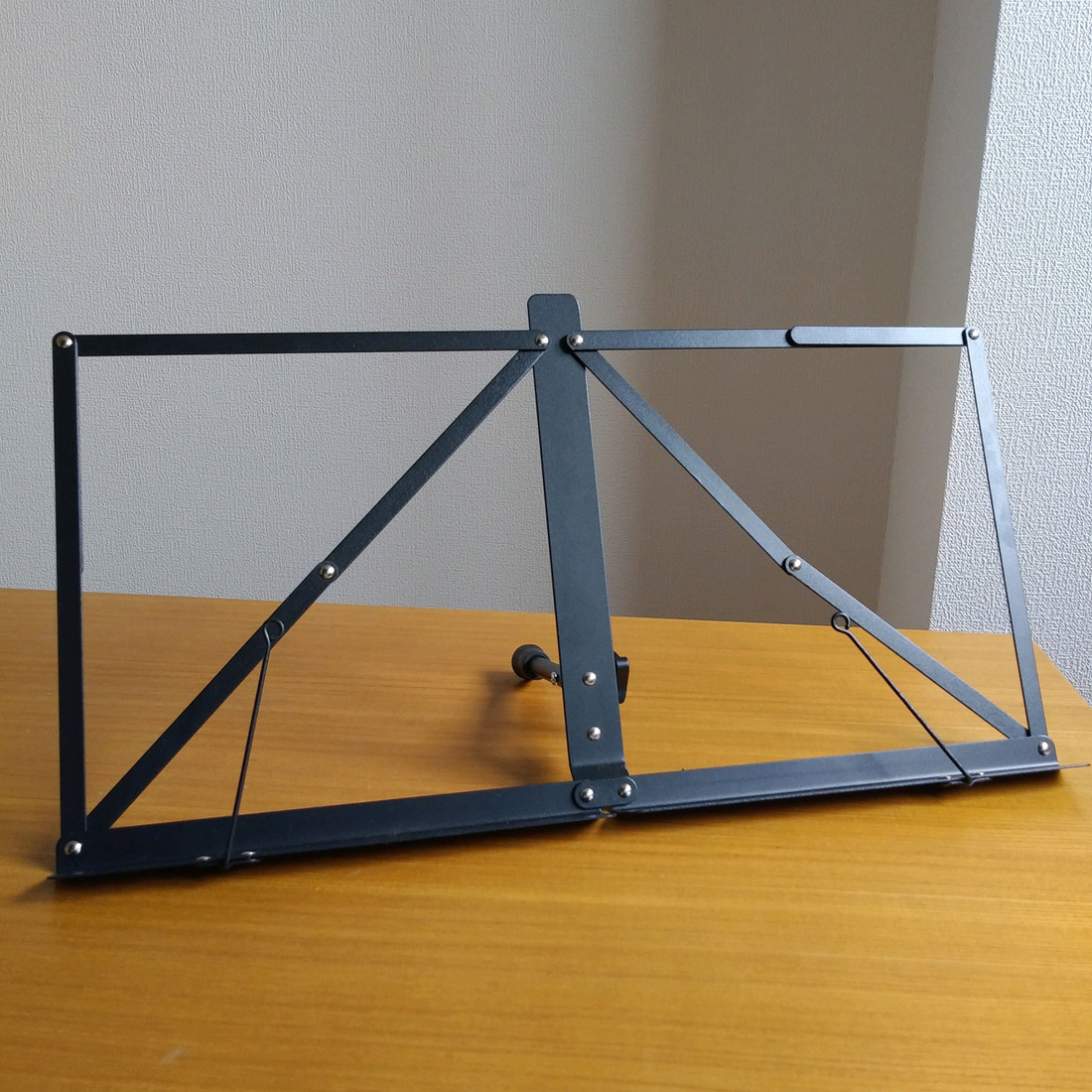 机上の卓上譜面台